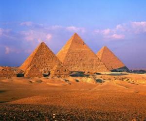 пазл Великие пирамиды Гизы в центре наряду с двумя другими важными пирамид Гизы некрополь комплексе на окраине Каира, Египет